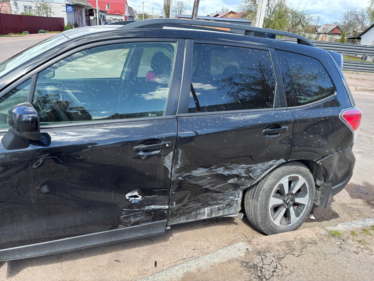 Купити лівий водійські двері Subaru 