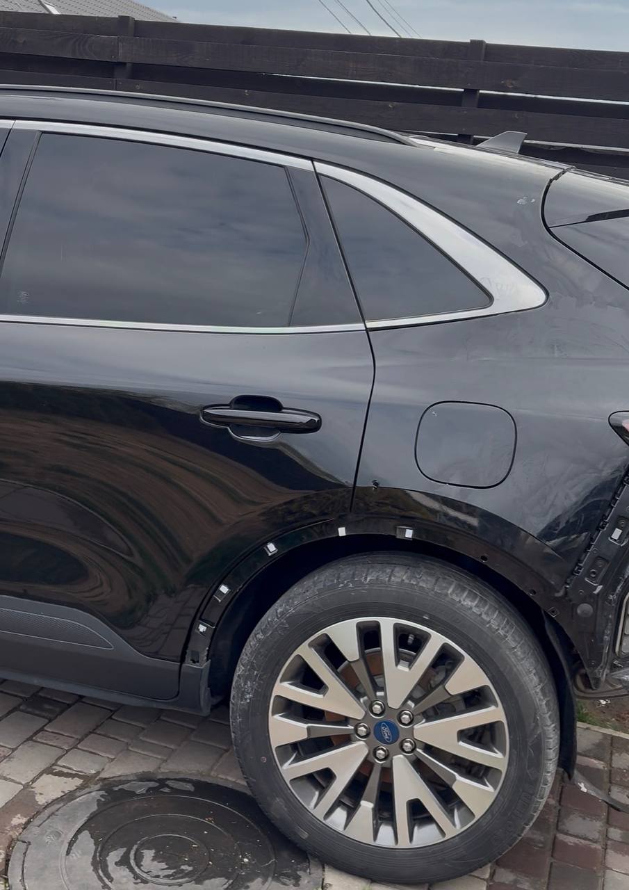 Купити накладка акрки ліва Ford Escape 