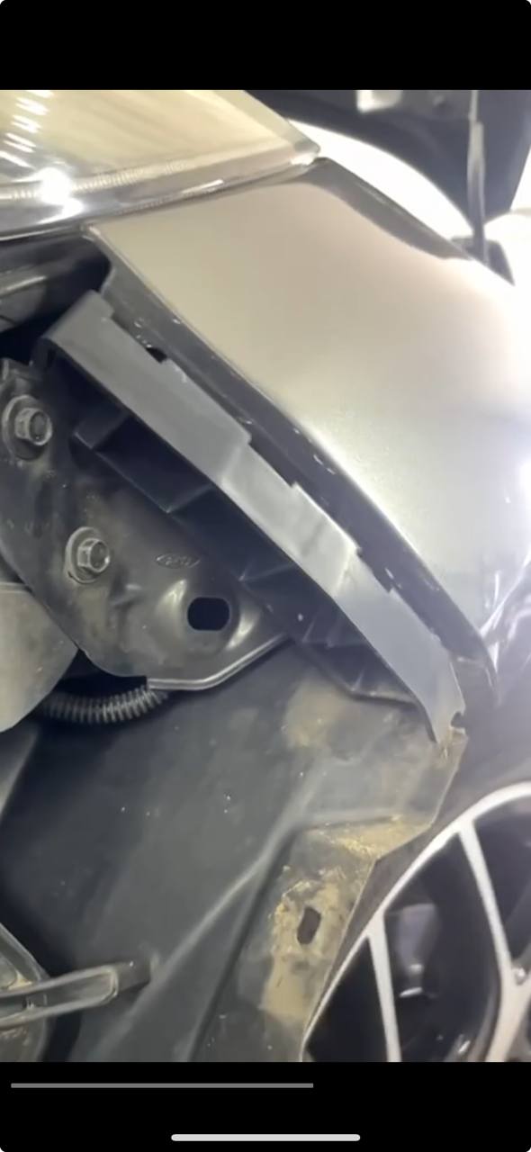 Купити направляюча на передній бампер Ford C-Max 