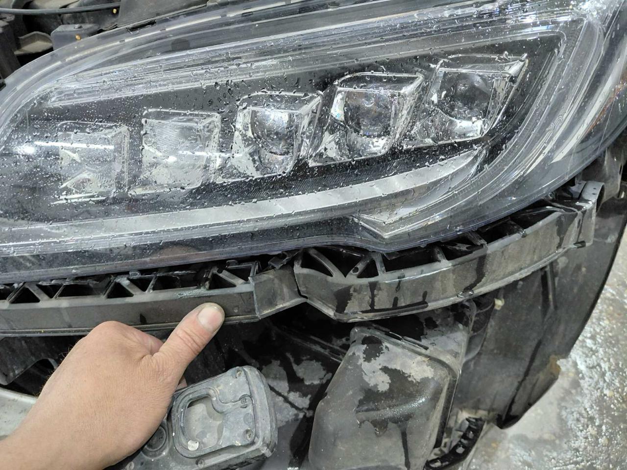 Купити направляюча під ліву фару Acura RDX 2016 р. 