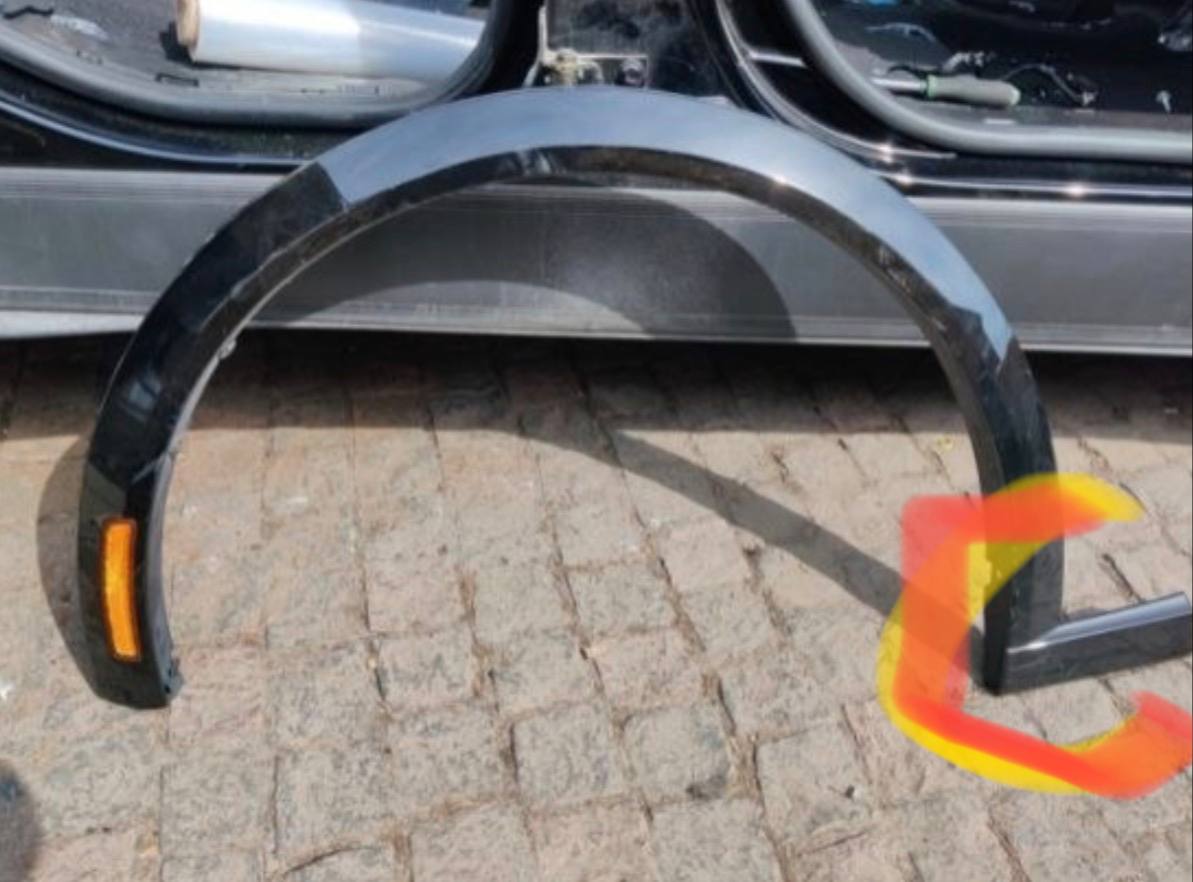 Купити нижня частина переднього лівого молдинга Ford Mustang 