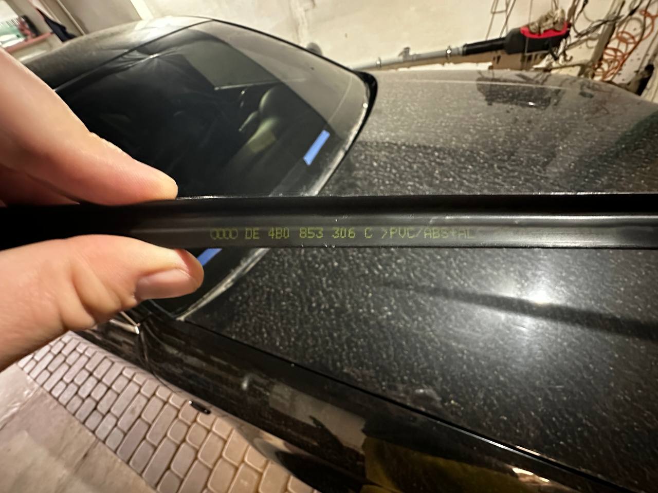 Купити нижній молдінг лобового скла Audi 
