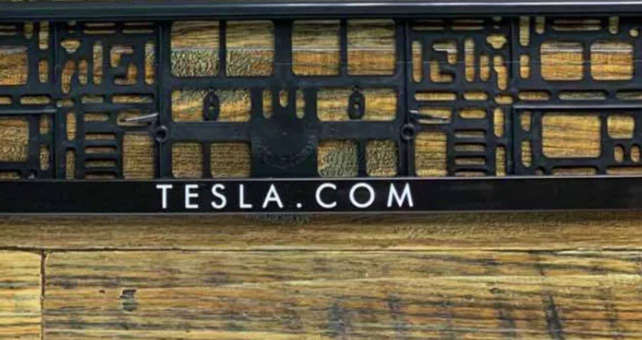Купити номерну рамку Tesla 