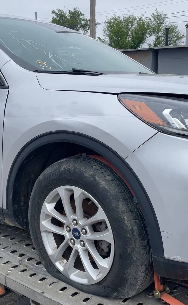 Купити переднє праве крило Ford Escape 