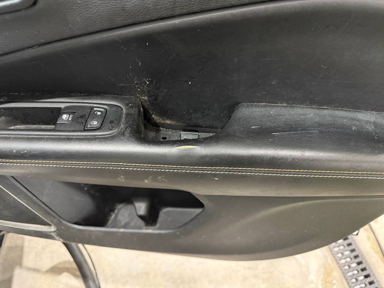 Купити підлокітник передньої пасажирської карти Jeep Compass 