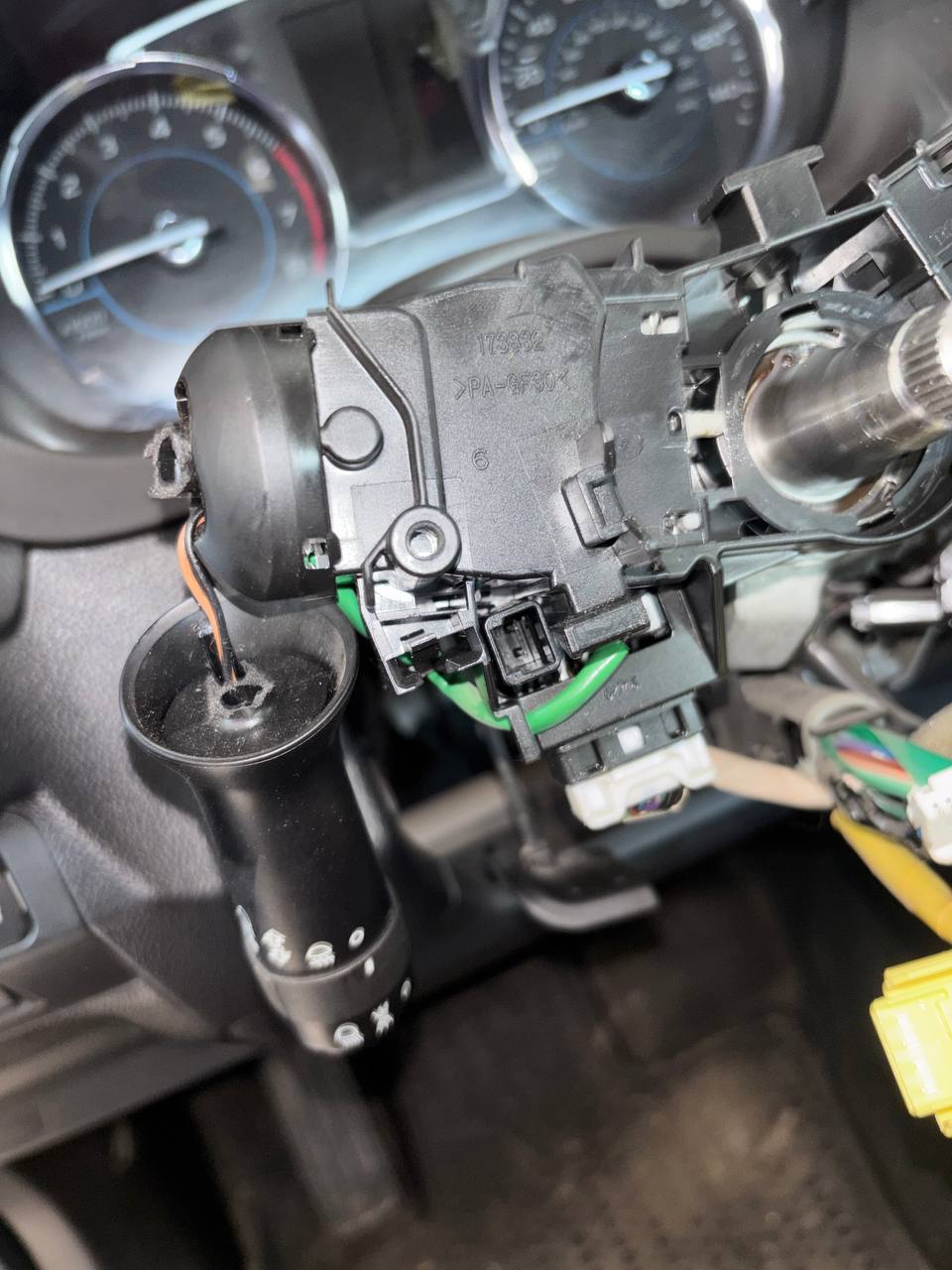 Купити підрульвий перемикач Subaru 