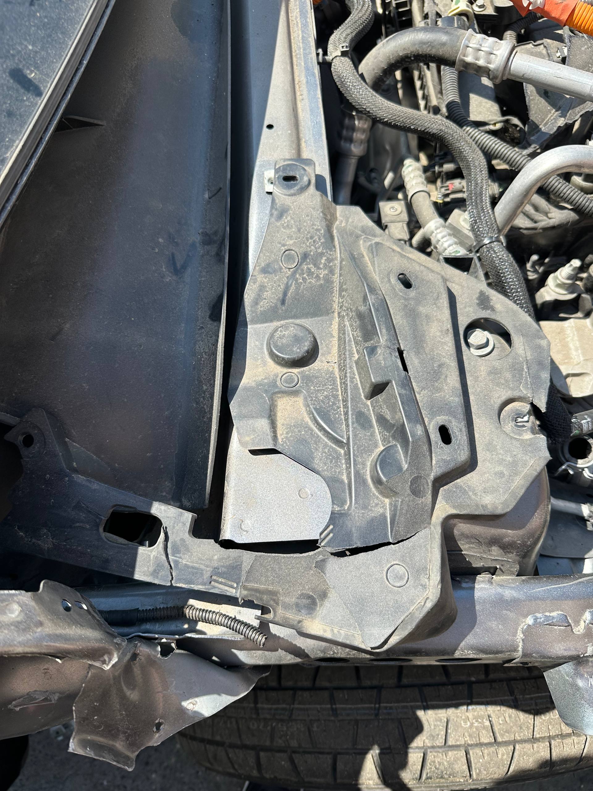 Купити пластик на стакан правий Ford Escape 2023 р. 