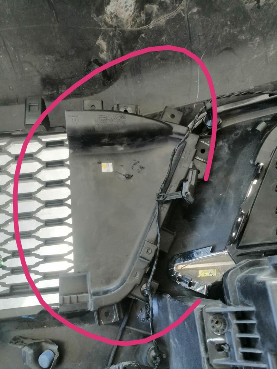 Купити пластик в передній бампер Jeep Grand Cherokee 4XE 