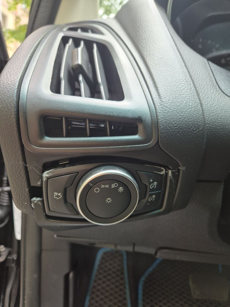 Купити пластикова деталь Ford 