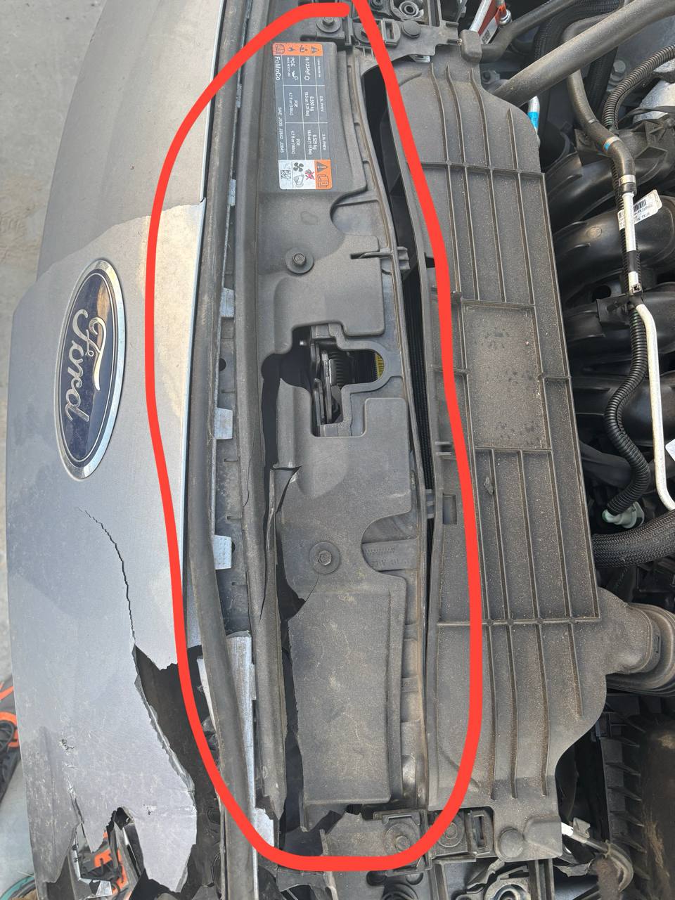 Купити пластикова накладка Ford Escape титаниум 2022 р. 