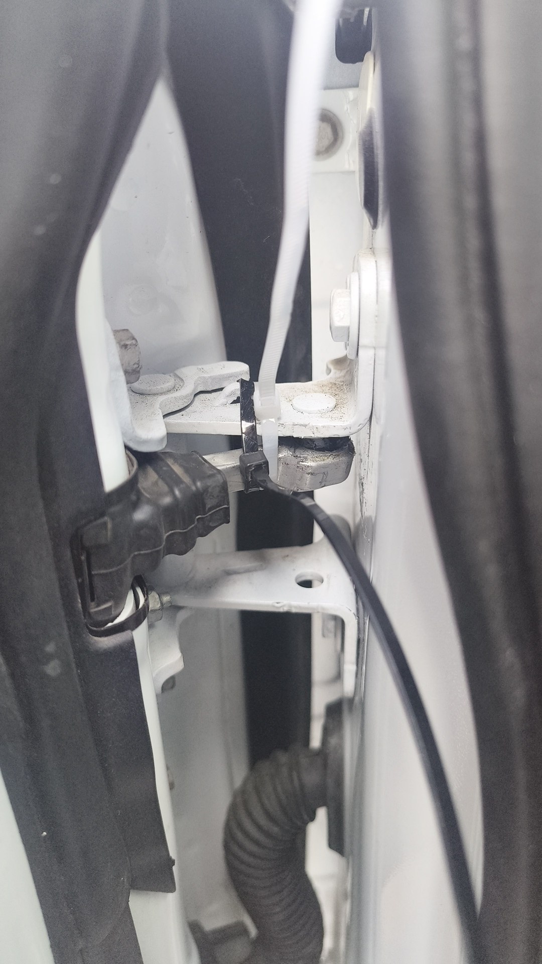 Купити Пластикова втулка Tesla Model X 2020 р. 