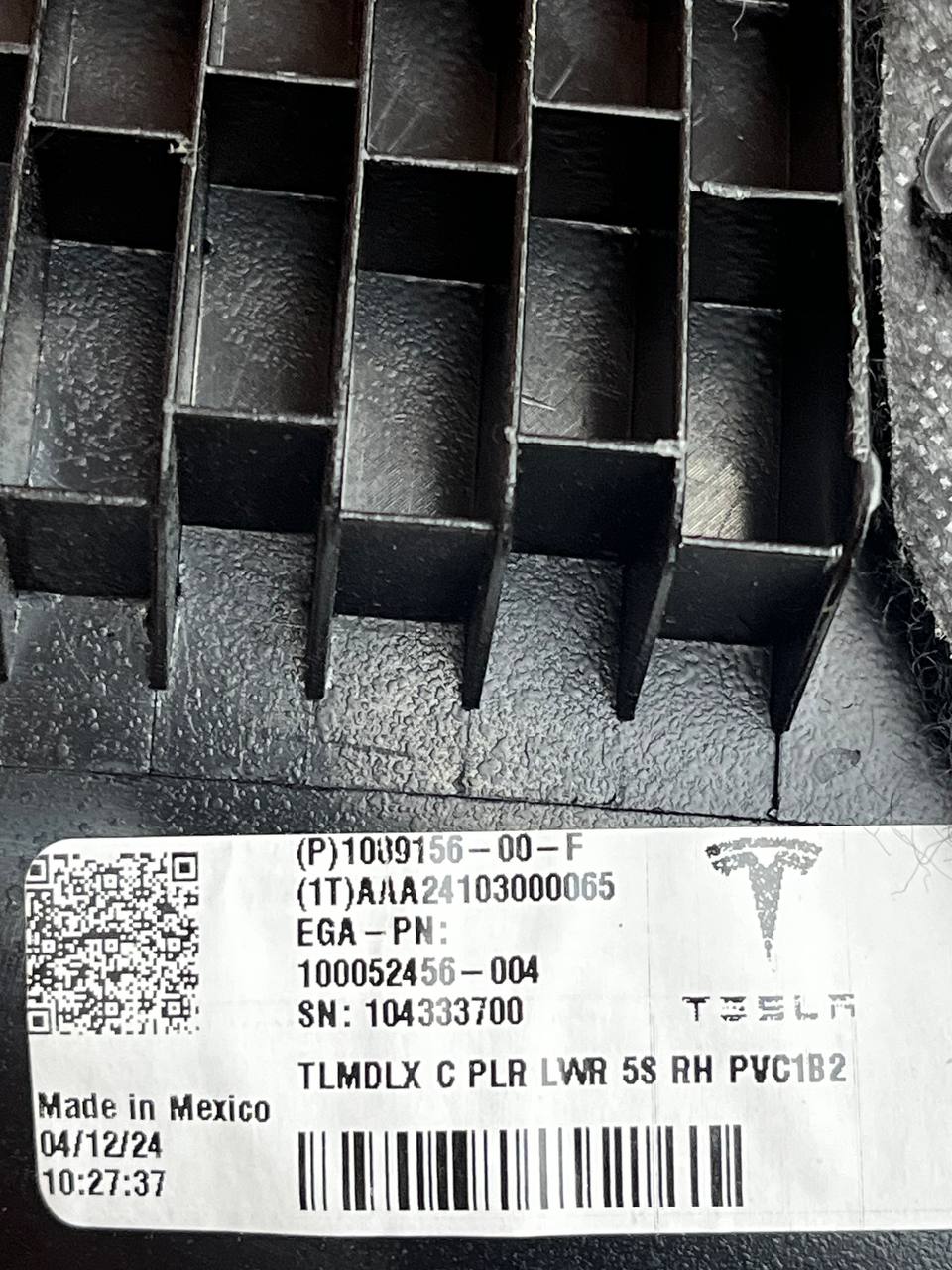 Купити права обшивка багажника Tesla Model X 2024 р. 