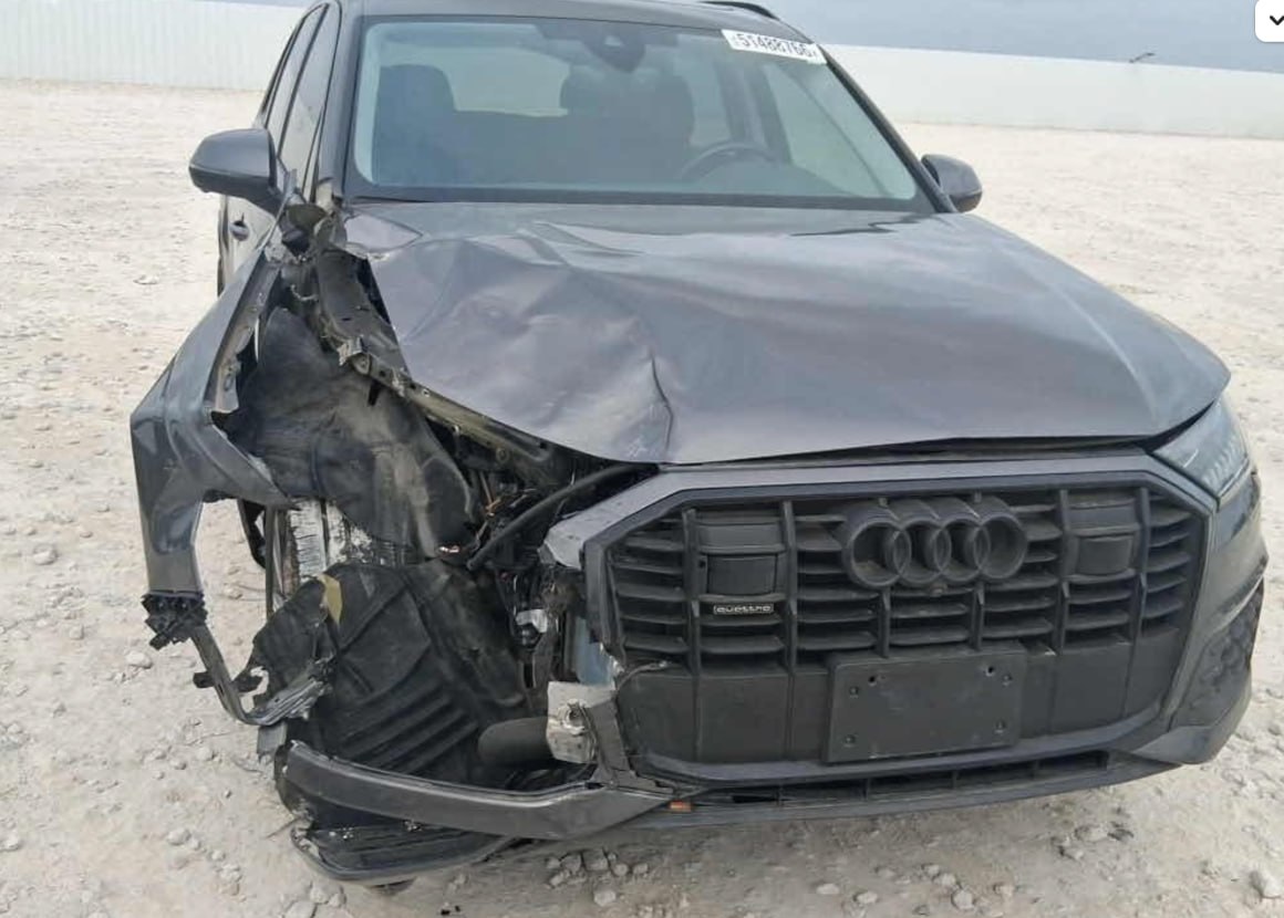 Купити праве крило Audi Q7 2023 р. 