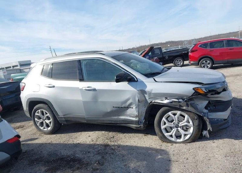 Купити праві передні двері Jeep Compass 