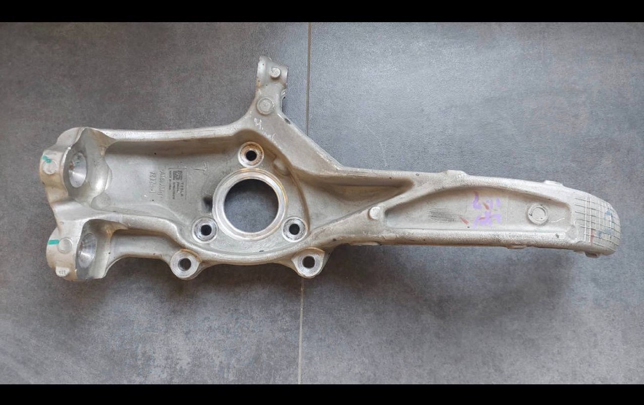 Купити Правий кулак Mazda 3 highland performance 2024 р. 