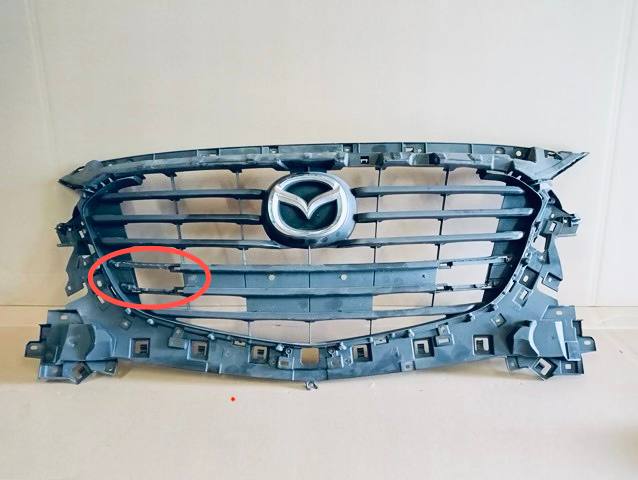 Купити праву заглушку решетки радиатор Mazda 3 