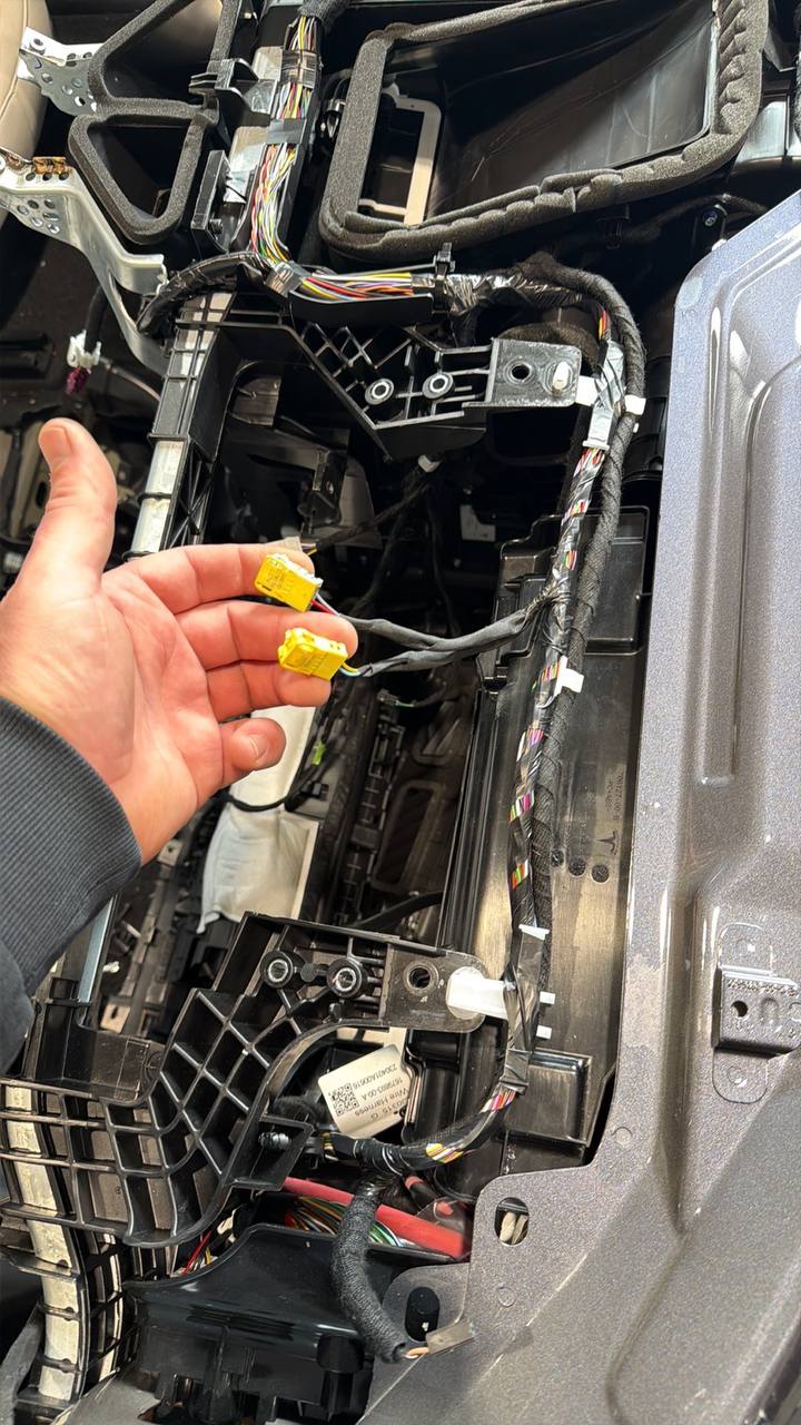 Купити разьем подушки Tesla Model 3 