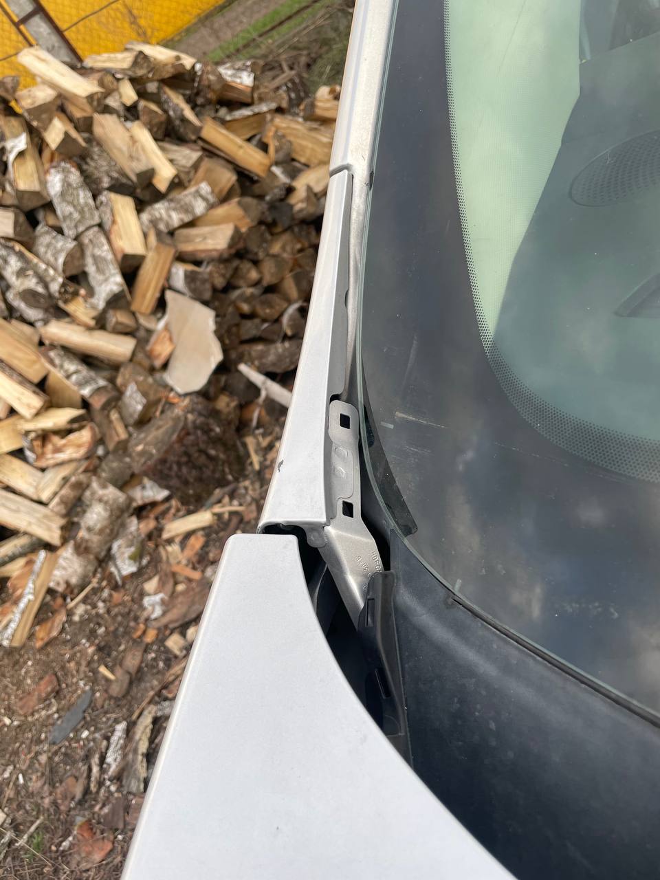 Купити резинка між крилом і лобовим стеклом Ford Escape 
