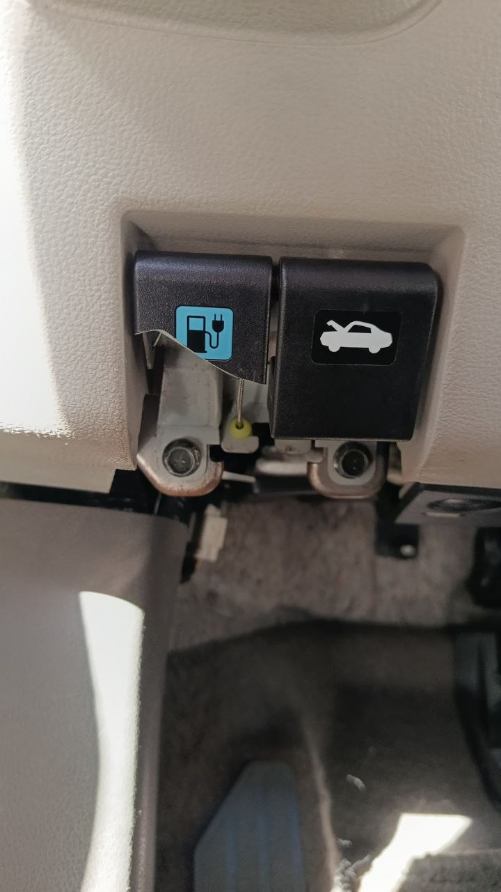 Купити ручка відкривання лючка зарядки Nissan Leaf зе0 