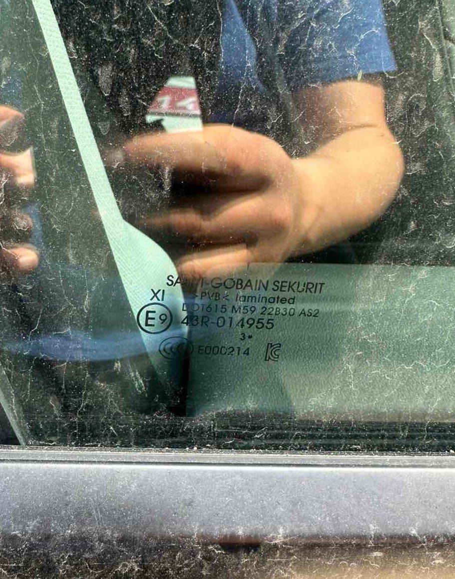 Купити скло Tesla Model 3 