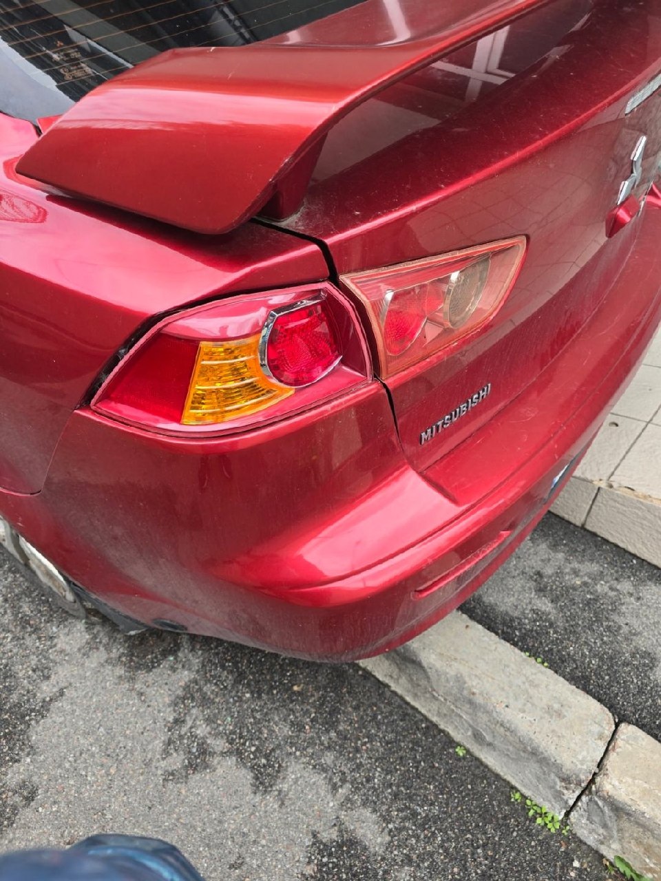 Купити стекло на задний стопарь Mitsubishi Lancer 