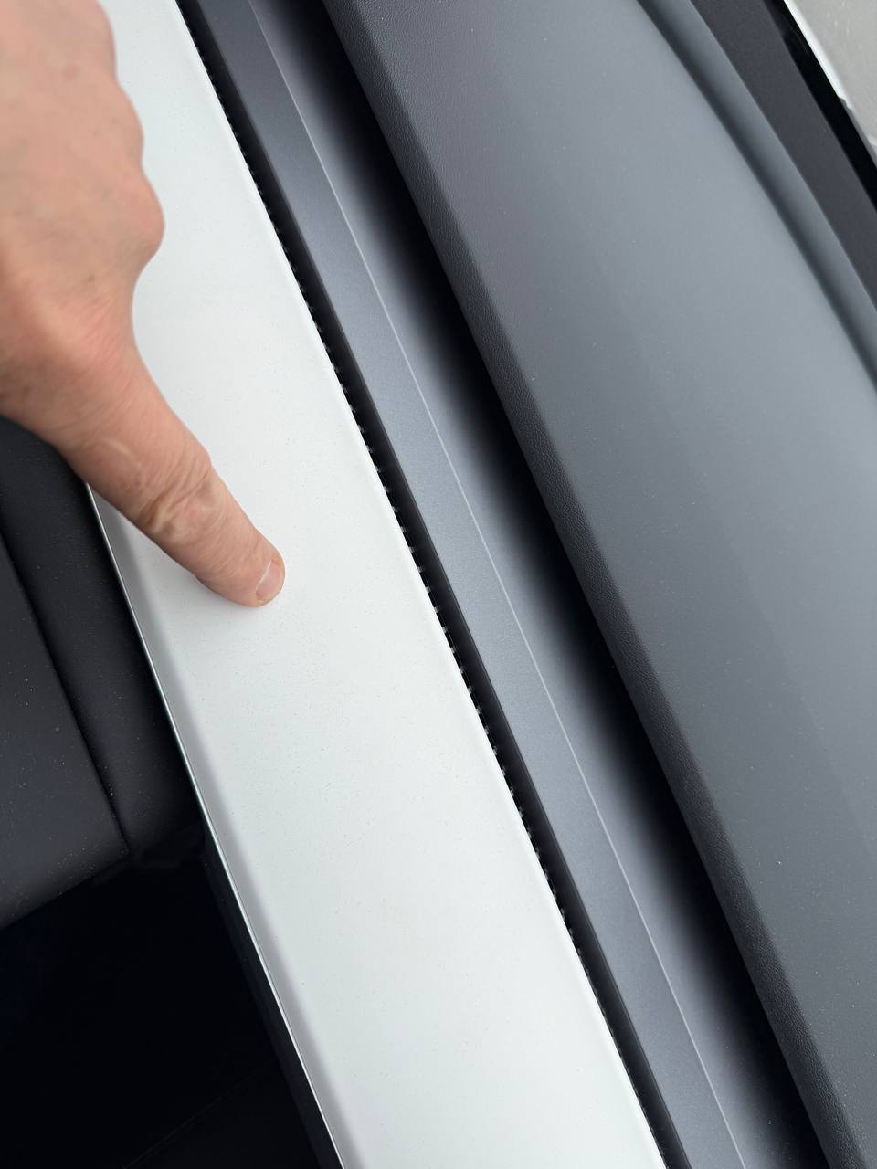 Купити вставка в торпеду Tesla Model Y 2024 р. 