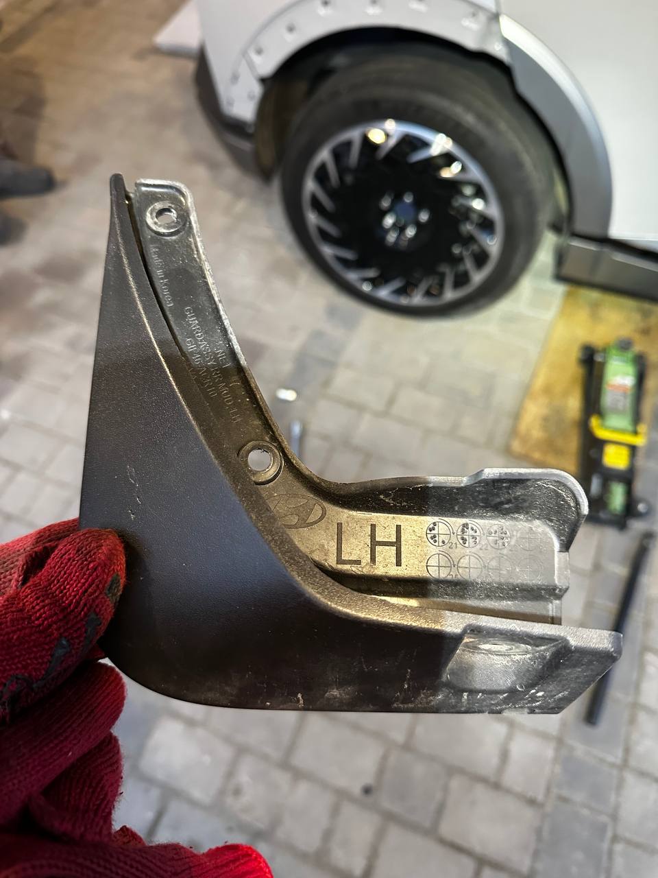 Купити задній правий бризговик Hyundai 