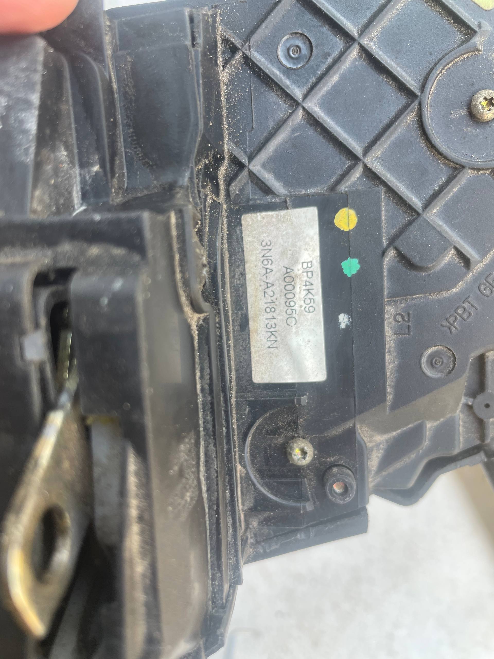 Купити замок передньої лівої дверки Mazda 3 2005 р. 