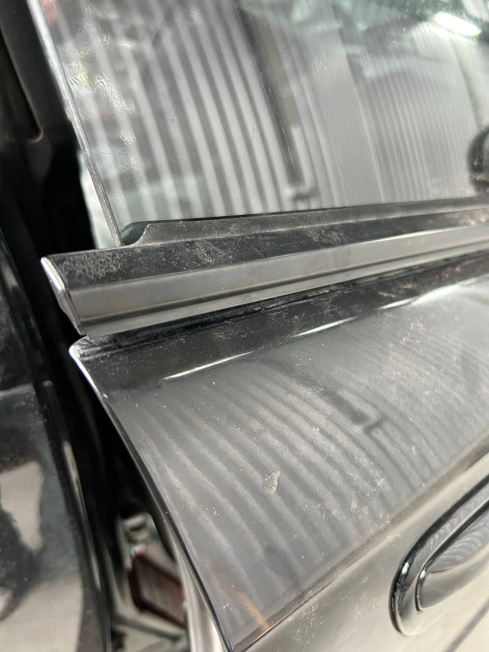 Купити защелка молдинга правой передней двери Subaru Legacy 2006 р. 